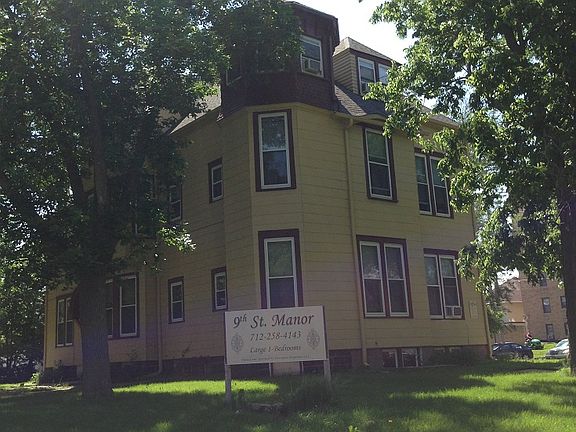3rd image of 810 9th St APT 4