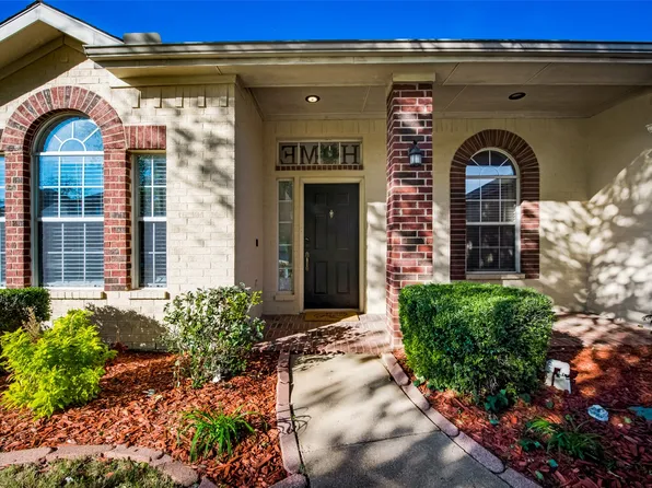 2732 Excalibur Dr, Grand Prairie, TX 75052