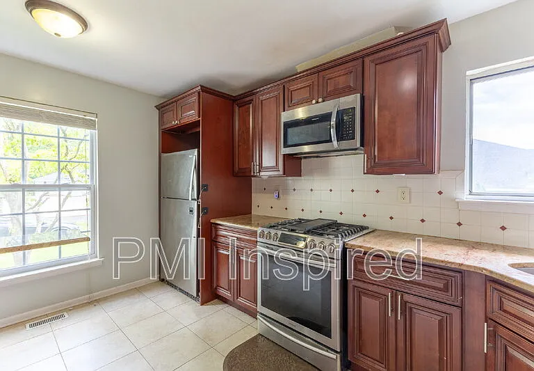 2404 Buckingham Cir — Photo 11