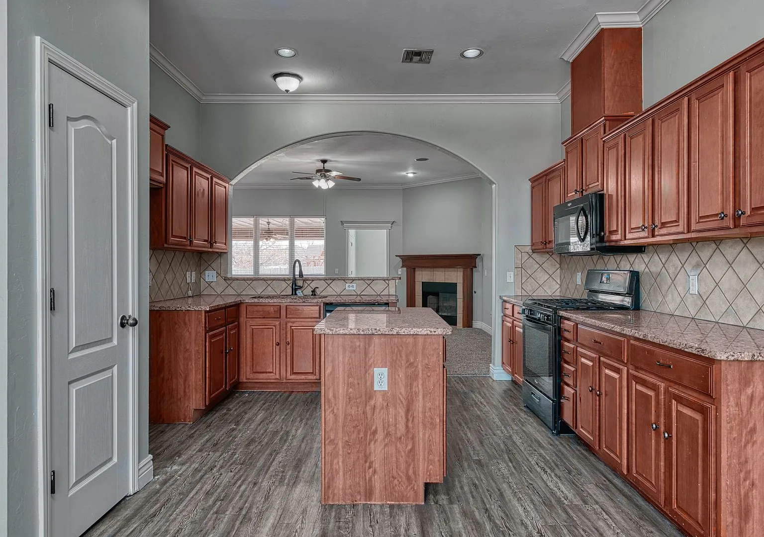 Gorgeous 4 Bed 2.5 Bath in Yukon! — Photo 3