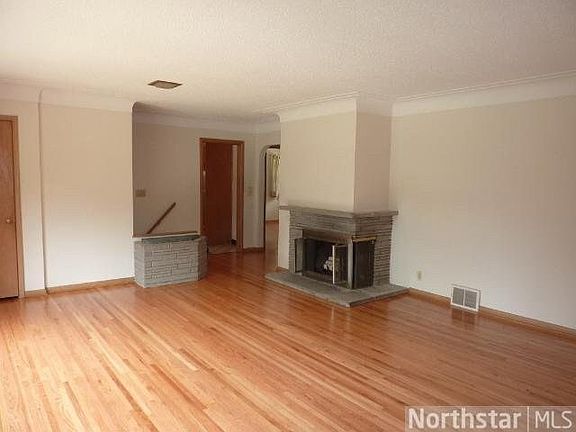 4th image of 3835 Oak Street N