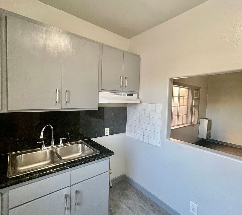 1st image of 914 W 41st St #0