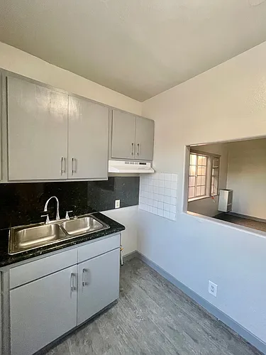 2 bedroom / 1 bath with washer/dryer hook ups Photo 1