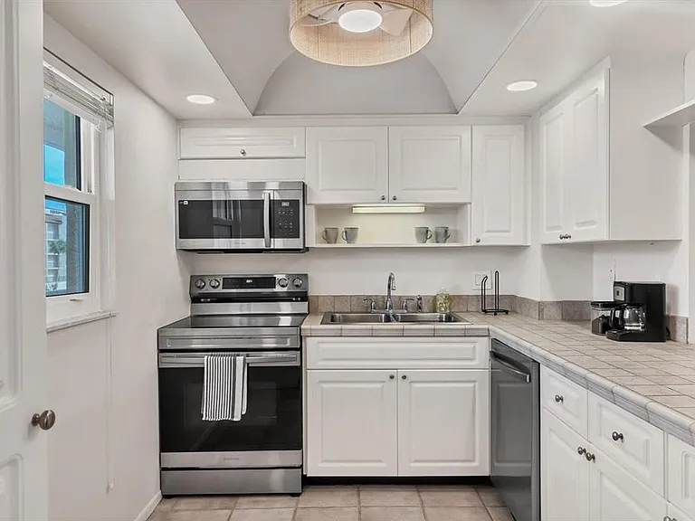 1250 N Portofino Dr #303 — Photo 8