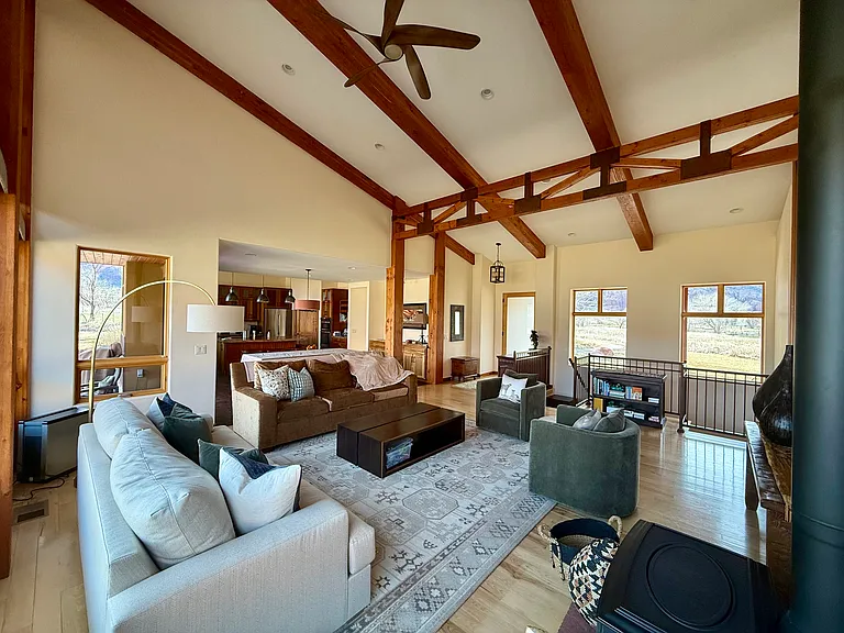 425 E Amber Ln — Photo 5