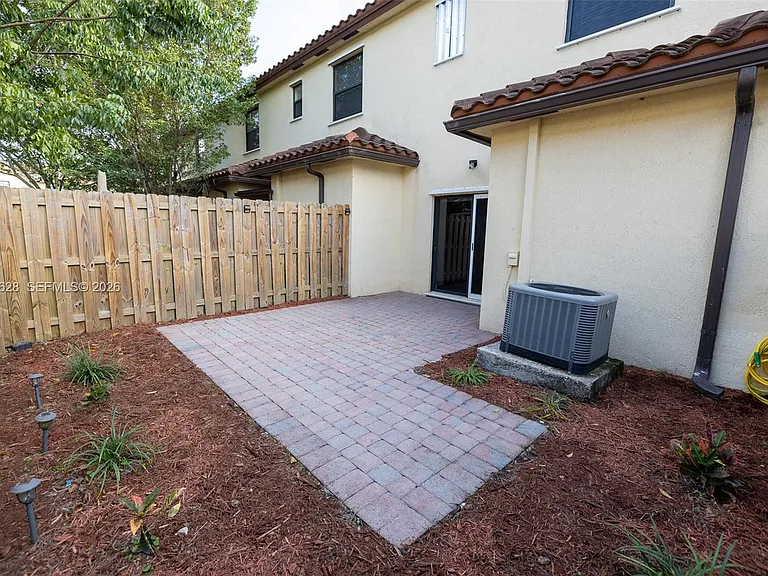3213 SE 6th St — Photo 24
