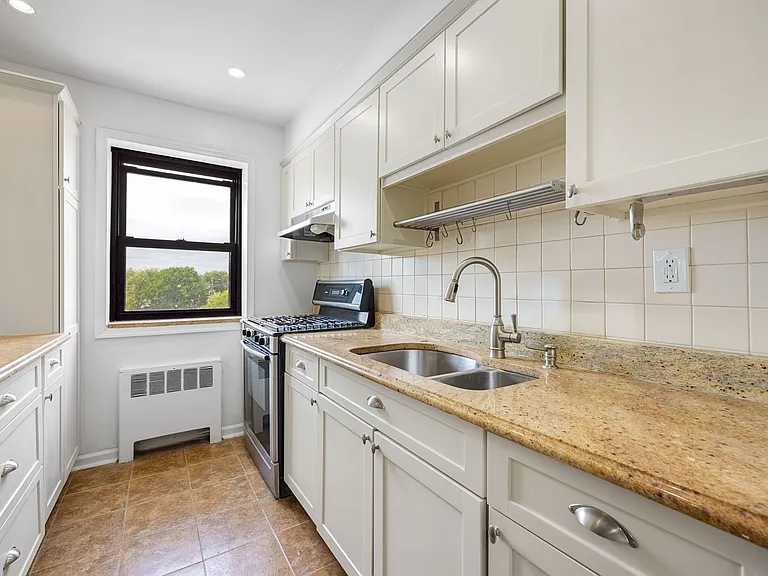 2335 Hudson Ter #D6 — Photo 2