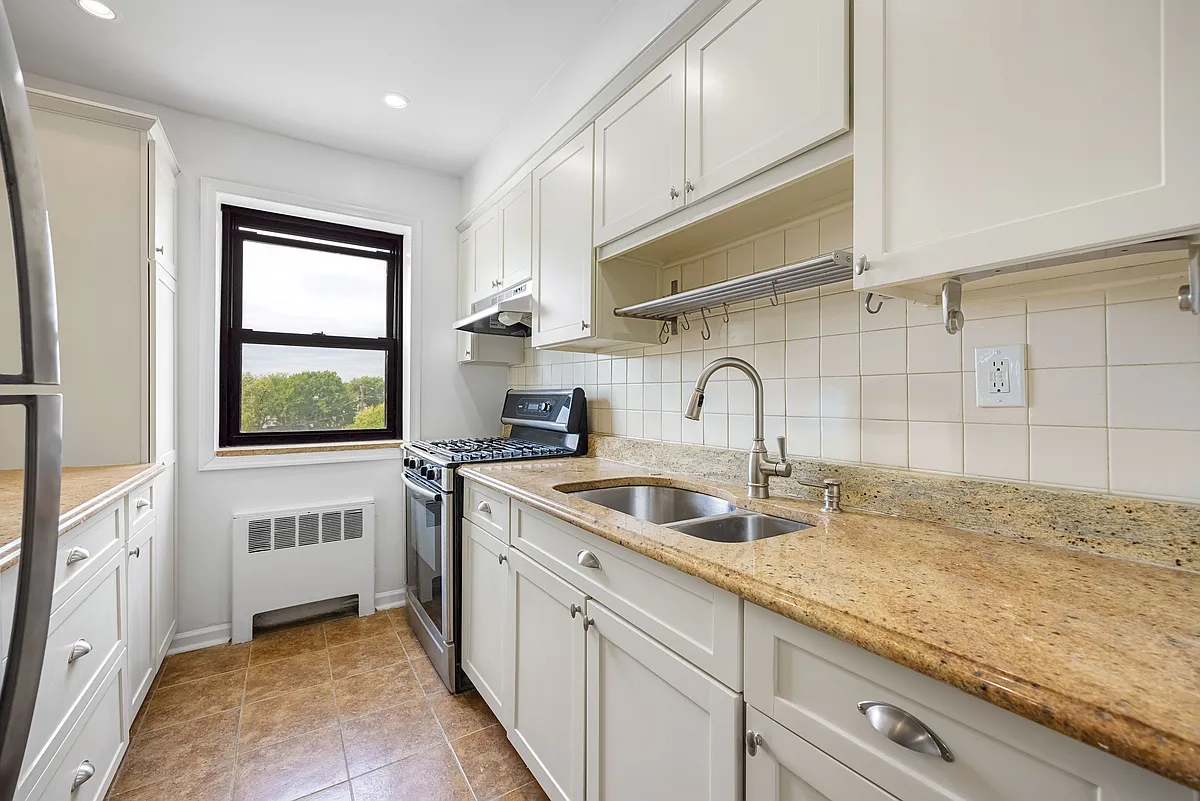 Building Photo - 2335 Hudson Ter #D6