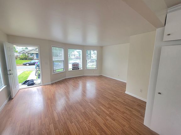 2nd image of 2209 Lombard Ave #1