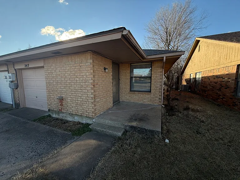 242 Barrett Pl — Photo 3