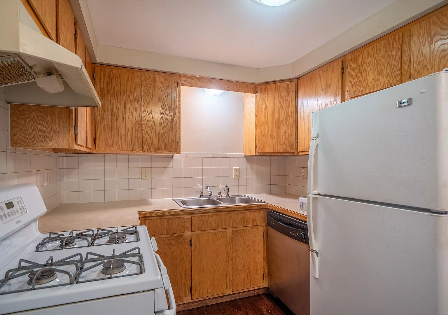 576 Taunton Place — Photo 2