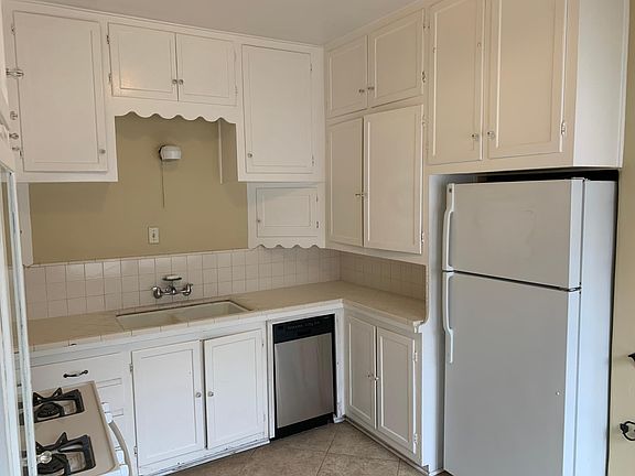 2nd image of 3669 Columbia St #3669
