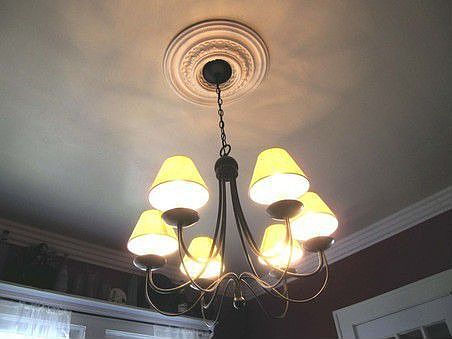 Dining room chandelier and moulding detail