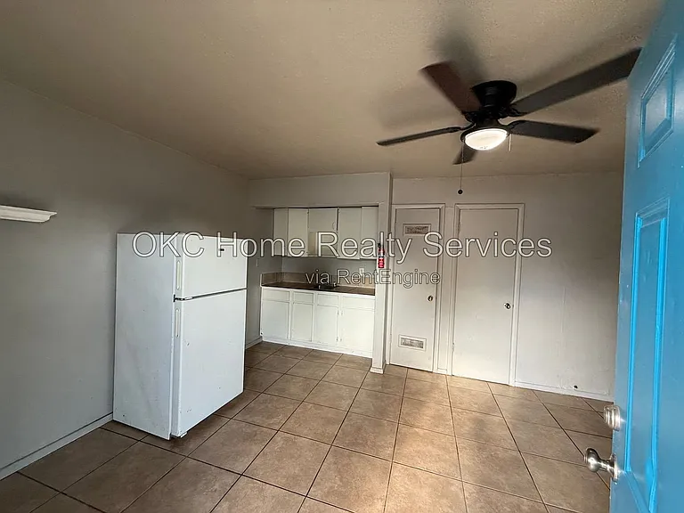 2108 SW 51st St #3 — Photo 2