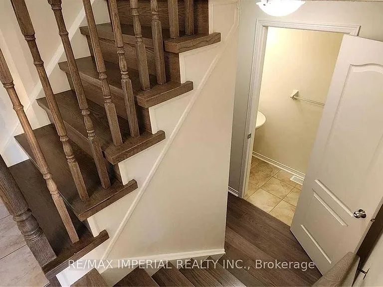 1423 Rennie St — Photo 14