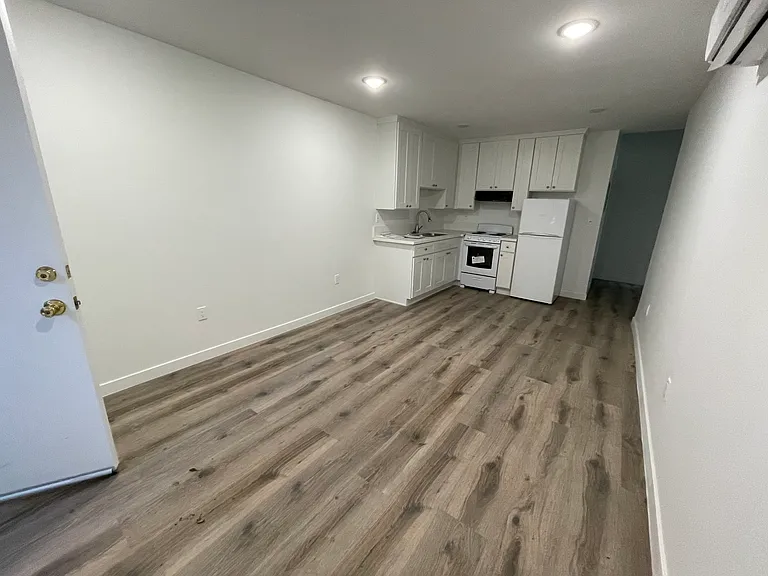 966 N Mariposa Ave #24 — Photo 3