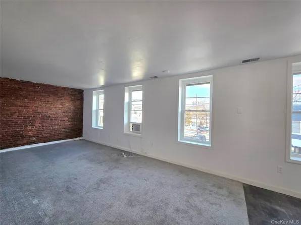 8 N Main St, Chester, NY 10918