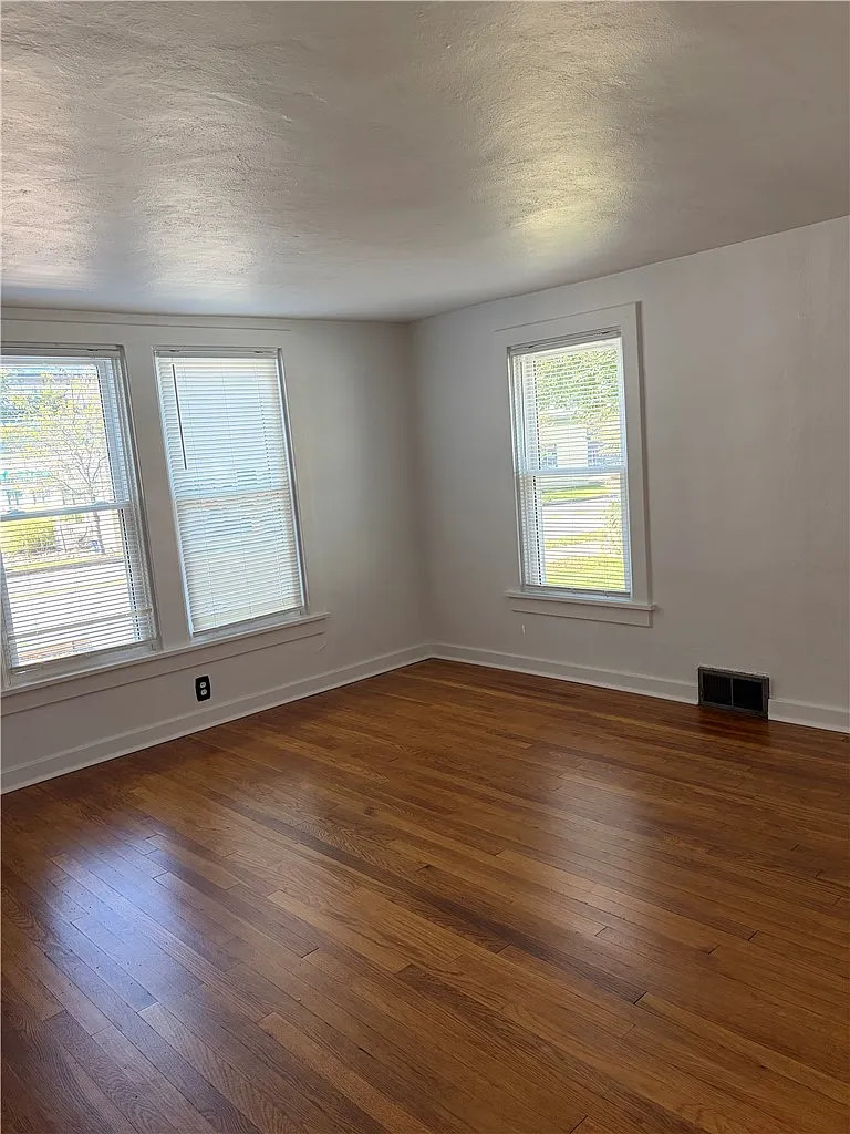 2 bed, $900 — Photo 2