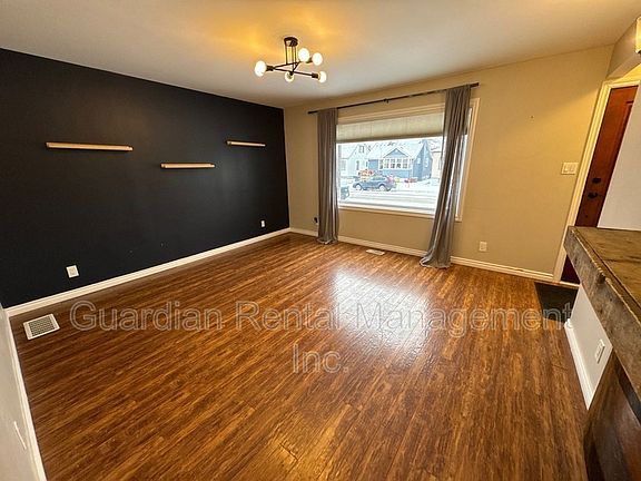3rd image of 478 Mary St E