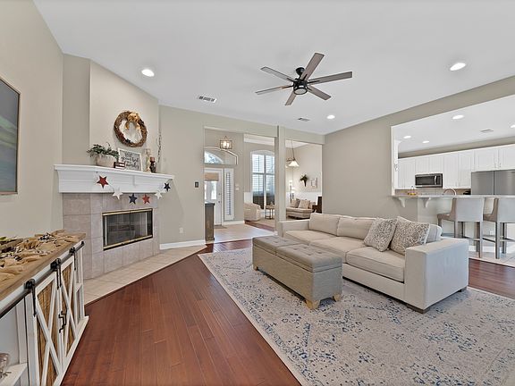 3rd image of 111 Honeysuckle Dr