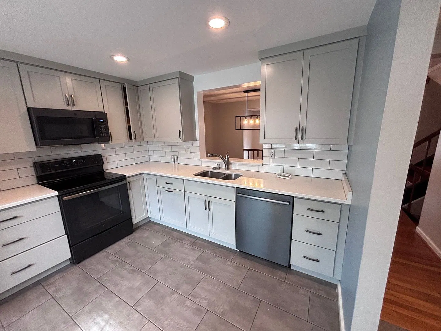 Close to Shady Grove Metro -3 bed + 2 Full+ 2 half baths — Photo 2