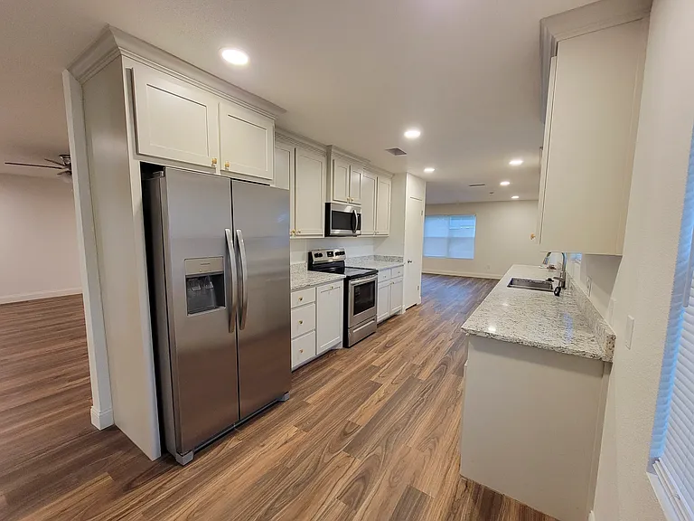 2410 Maxwell Dr — Photo 2