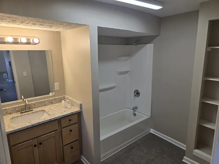 181 E Lorain St — Photo 6