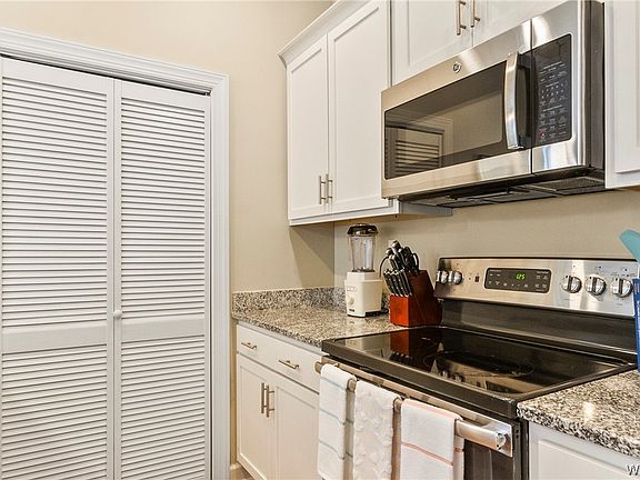 5th image of 511 11th St APT 208