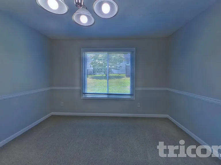 1916 Hillspring Ln — Photo 4