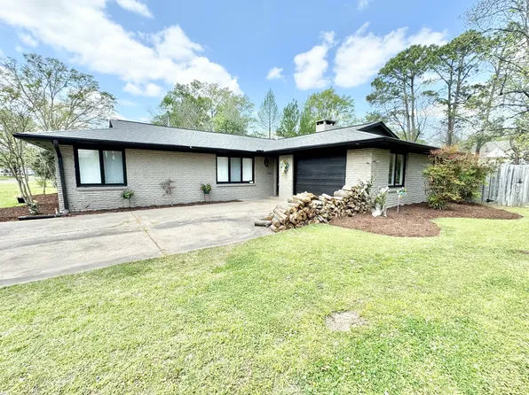 913 E Westbrook St, West Point, MS 39773