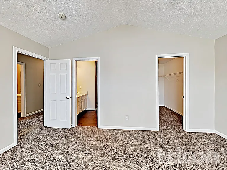 3916 Roundwood Dr — Photo 7