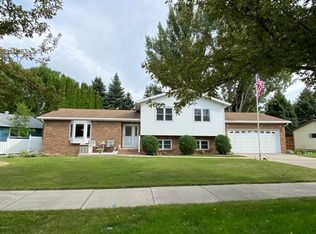 405 Plain Hills Dr, Grand Forks, ND 58201