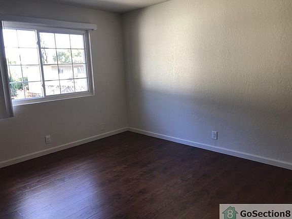 3rd image of 993 Ravenscourt Ave #4