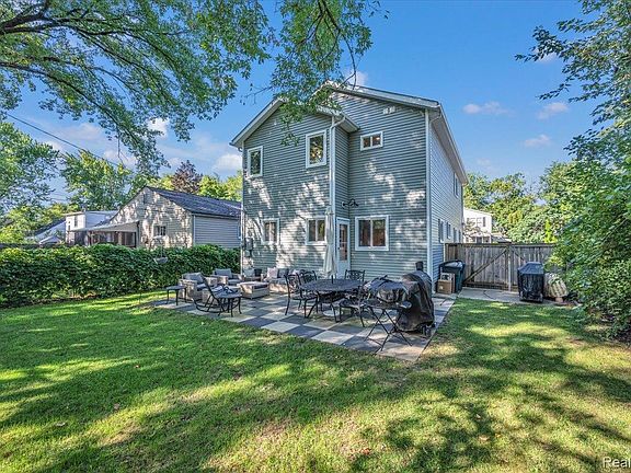 4th image of 3072 Robina Ave