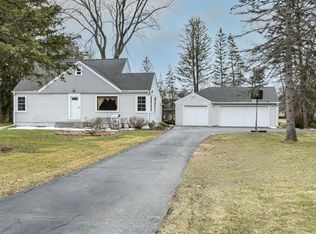 7215 W Freistadt Rd, Mequon, WI 53092