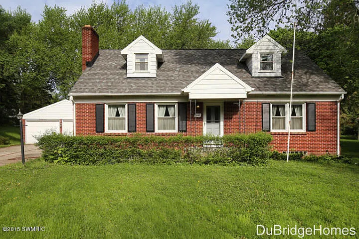 1047 Fairfield Ave NW photo 1