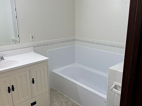3rd image of 4725 60th St