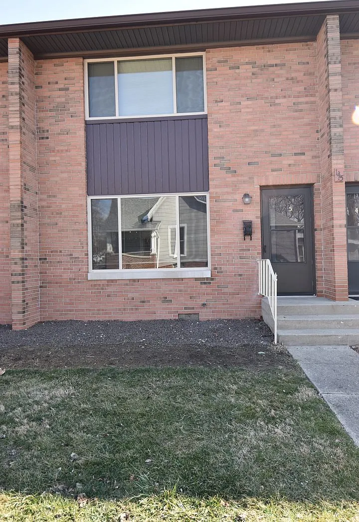 Spring Street Apartments — Photo 1