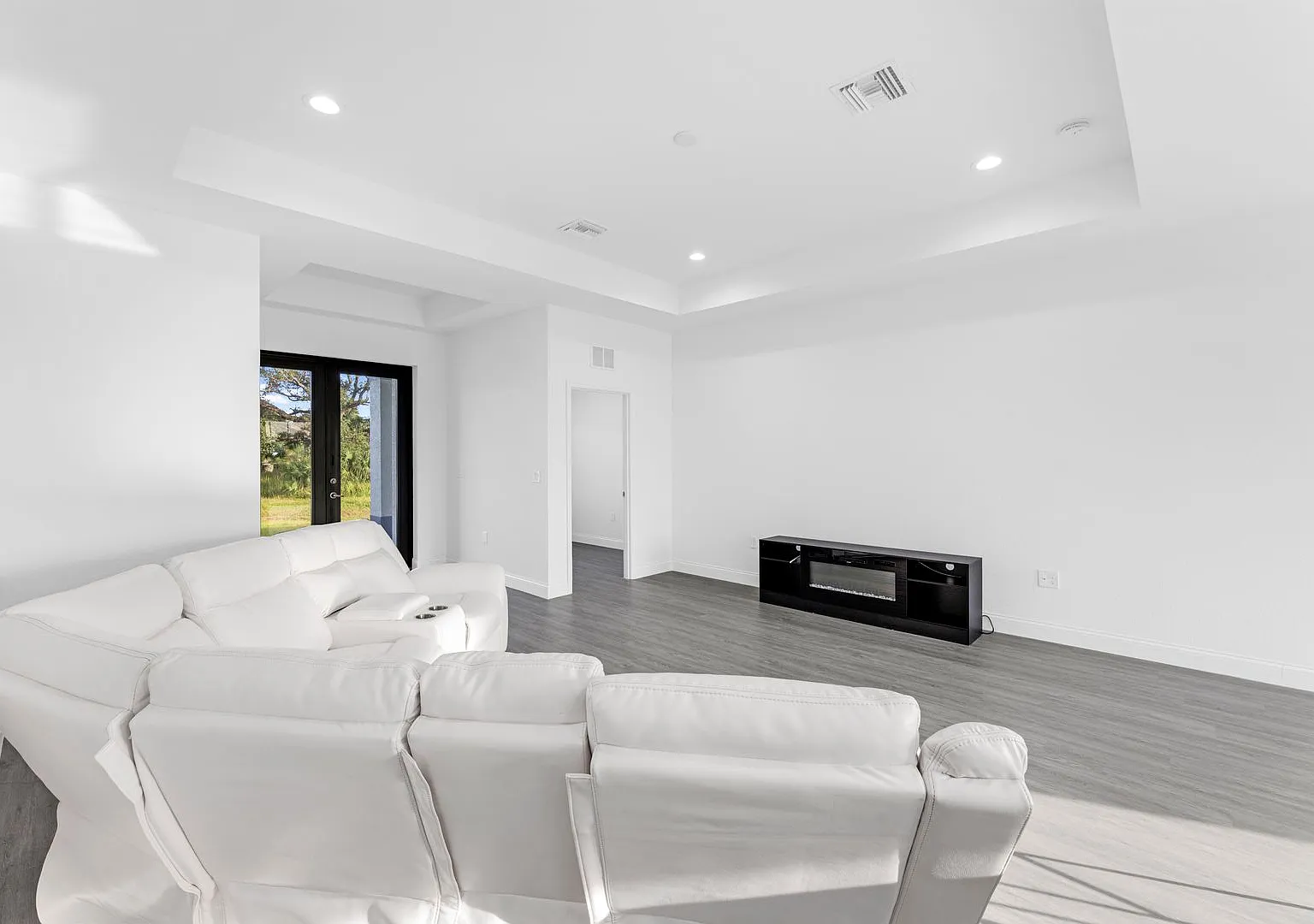 Available immediately spacious and Serene Single-Family Home for Annual Rental. — Photo 4