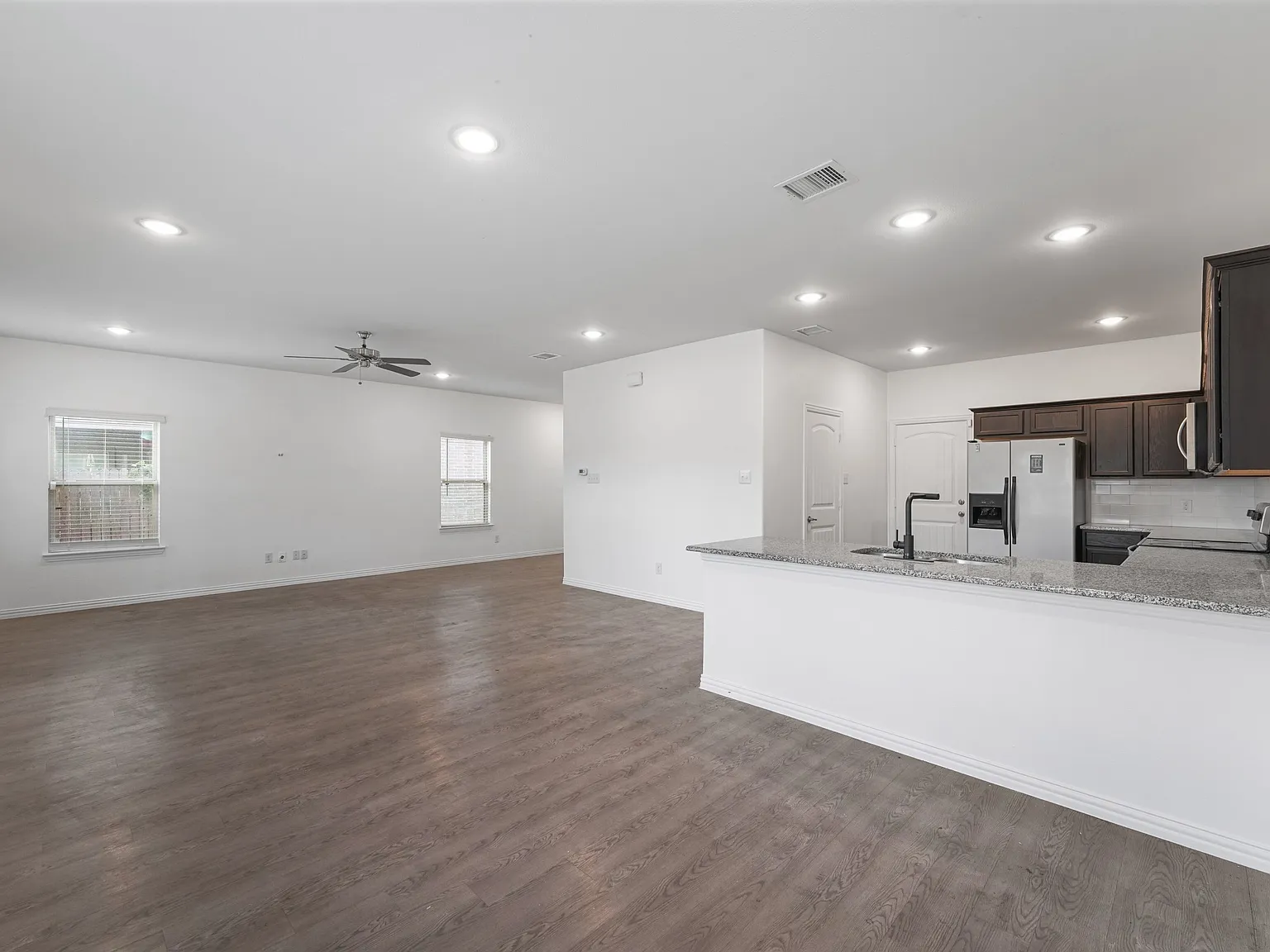 3 bed, 2.5 bath, 1833 sqft, $2,550 — Photo 2