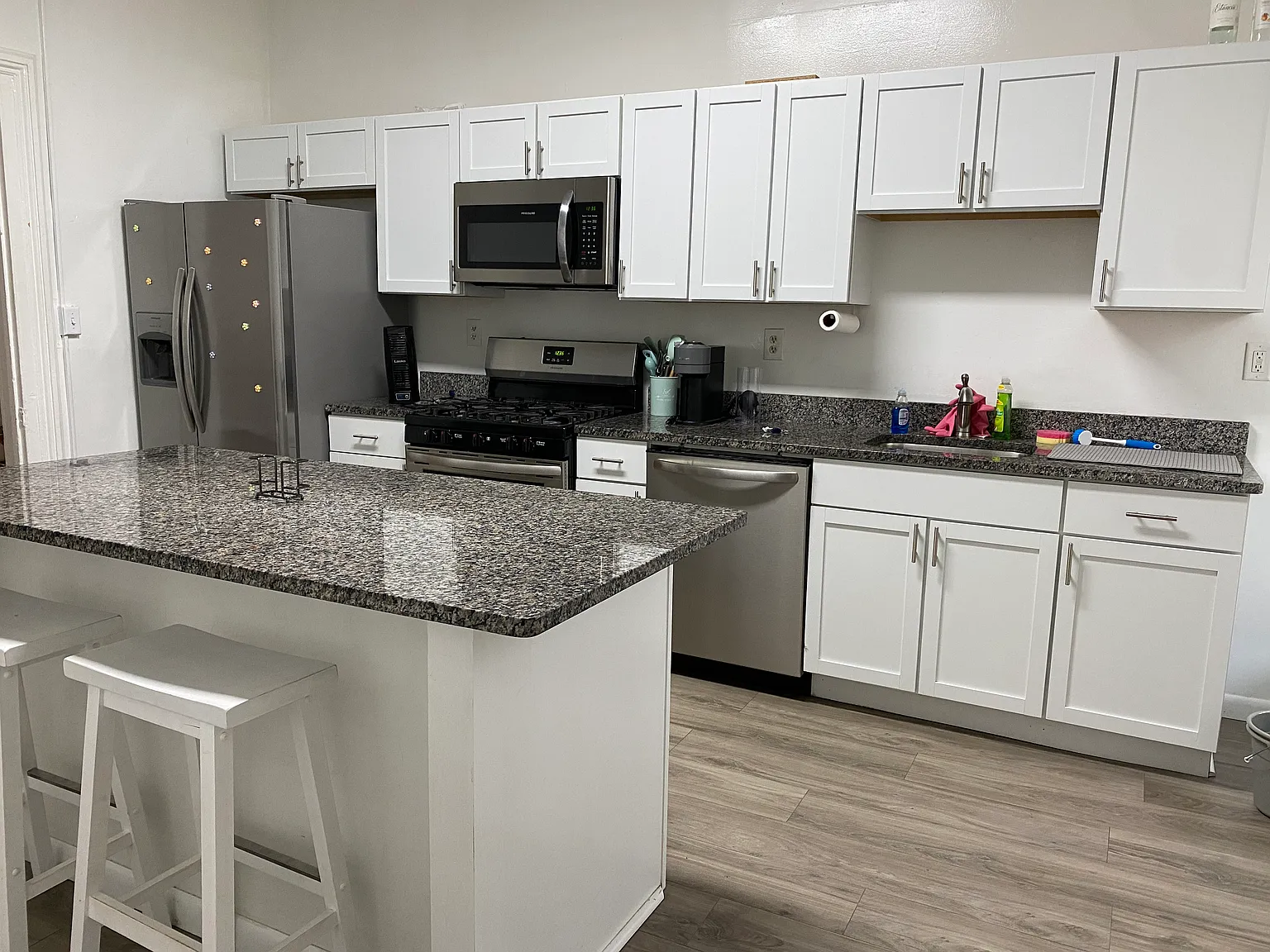 6 bed, 2394 sqft, $4,740 — Photo 2