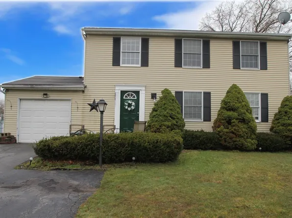 18 Huntington Pkwy, Hamlin, NY 14464