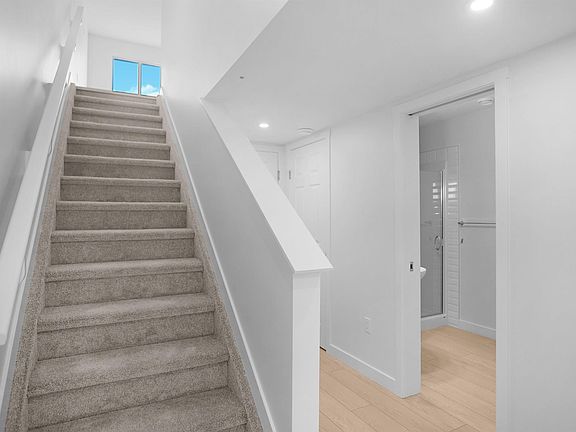 4th image of 920 19th Ave NW