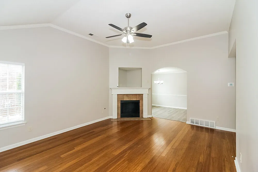 3 bed, 2.0 bath, 1342 sqft, $1,725 — Photo 4