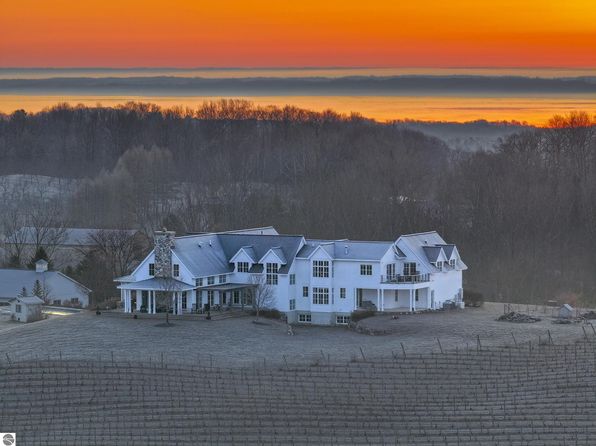 10292 E Fort Rd, Suttons Bay, MI 49682