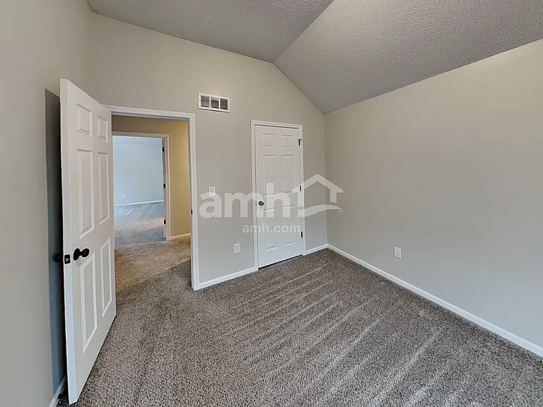 643 E Apache St — Photo 13