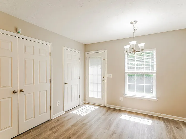 913 Birchmill Point S — Photo 5