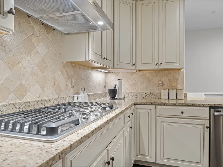 433 Fairmont Dr — Photo 8
