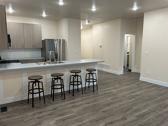 4th image of 1093 Cleveland St