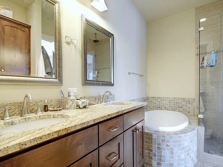 3005 Washington Sq — Photo 17